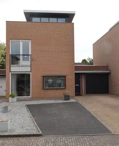 143m2 house to rent for 2500€/month in Maanstraat, Sittard