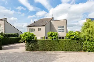 223m2 house to rent for 3950€/month in Lijzijde 33, Almere
