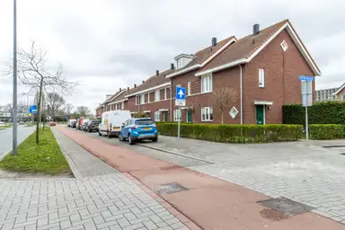 116m2 maison à louer pour 1700€/mois à Van der Sasstraat 30, Rotterdam