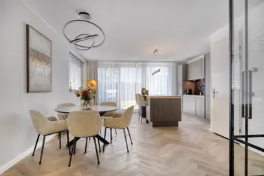 146m2 maison à louer pour 3800€/mois à Cypruslaan, Rotterdam