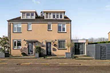 108m2 house to rent for 2495€/month in Straat Davis, Krimpen aan de Lek