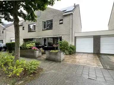 141m2 huis te huur voor 2450€/maand in Esdoornplantsoen, Almere