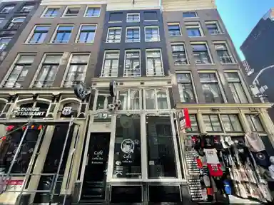 107m2 Appartement à louer pour 2400€/mois à Warmoesstraat 79, Amsterdam