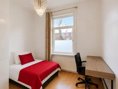 65m2 Chambre à louer pour 795€/mois à Oudemansstraat, The Hague