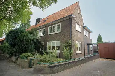 133m2 maison à louer pour 2250€/mois à Floris Vosstraat, Hilversum