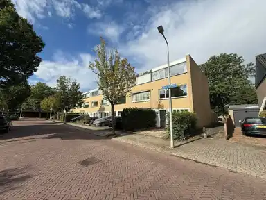140m2 maison à louer pour 3650€/mois à Alpen Rondweg, Amstelveen