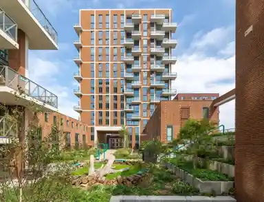 130m2 maison à louer pour 2046€/mois à Brede Hilledijk 198, Rotterdam