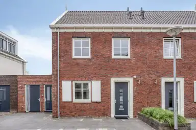 172m2 Casa in affitto per 3500€/mese a Apollolaan, Oostzaan