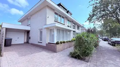 203m2 maison à louer pour 4900€/mois à Catharina van Renneslaan, Amstelveen