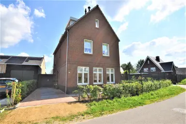158m2 maison à louer pour 3850€/mois à Dubbestraat, Nuenen