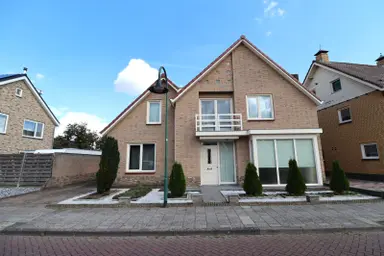 195m2 maison à louer pour 2450€/mois à Bisschopsmolenstraat 3, Etten-Leur