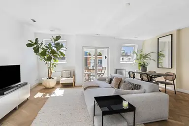 78m2 apartment to rent for 3695€/month in Van Eeghenstraat, Amsterdam