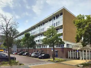 126m2 apartment to rent for 1795€/month in Van Tuyll van Serooskerkenstraat, Voorburg
