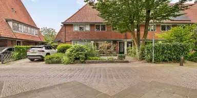 138m2 house to rent for 2850€/month in Radiostraat, Hilversum