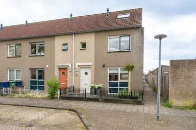115m2 maison à louer pour 2295€/mois à Salsastraat, Almere
