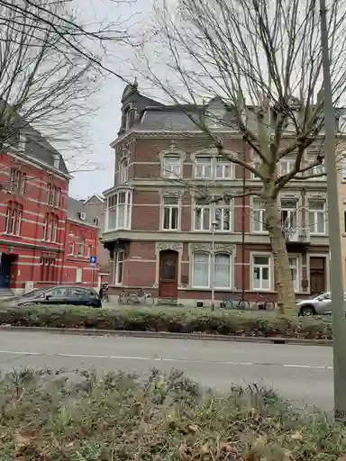 70m2 Appartement à louer pour 1600€/mois à Wilhelminasingel, Maastricht