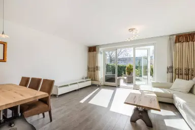 154m2 maison à louer pour 2950€/mois à Dosiostraat 182, Rotterdam