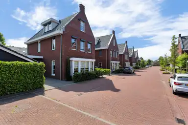 190m2 house to rent for 4700€/month in Belcampohof 34, Oud-Beijerland