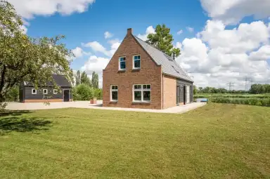 142m2 house to rent for 3400€/month in Ooievaarsdijk, Zwartewaal