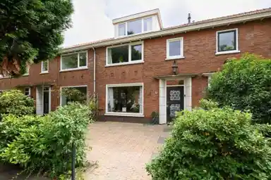 135m2 maison à louer pour 3000€/mois à Van Kretschmar van Veenlaan 47, Hilversum