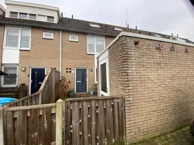 94m2 maison à louer pour 1225€/mois à Doctor de Jongstraat, Enschede